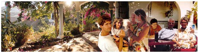 Familie Guggenberger auf der Terrasse ihrer Finca bei Cómpeta, unter Bougainvillea