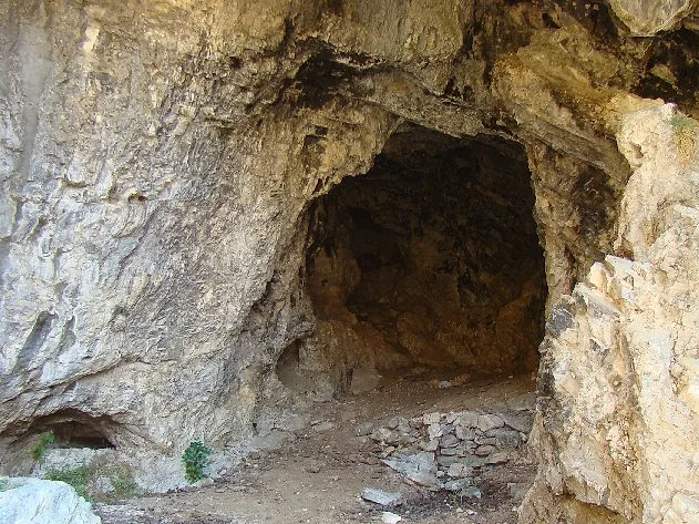 Eingang einer Höhle im Kalkfels