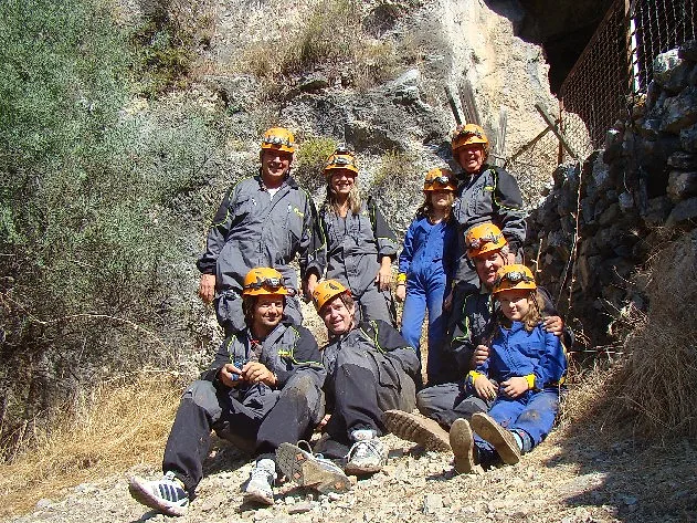 Die Gruppe in Overalls und Helmen nach der Tour
