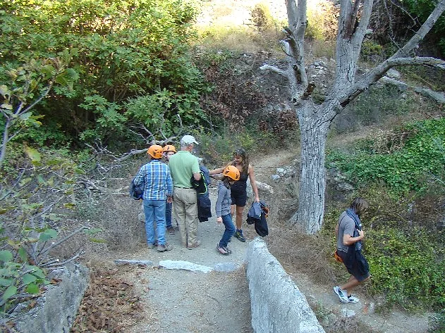 Die Gruppe auf dem Weg zur Höhle