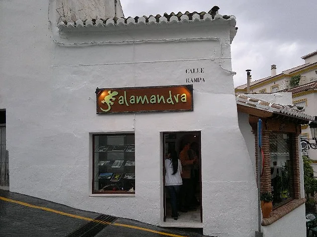 Das Büro der Agentur Salamandra in einer Gasse von Cómpeta