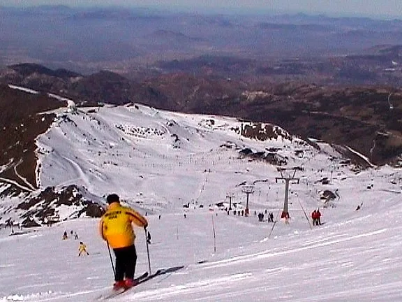 Skifahrer auf einer Piste der Sierra Nevada