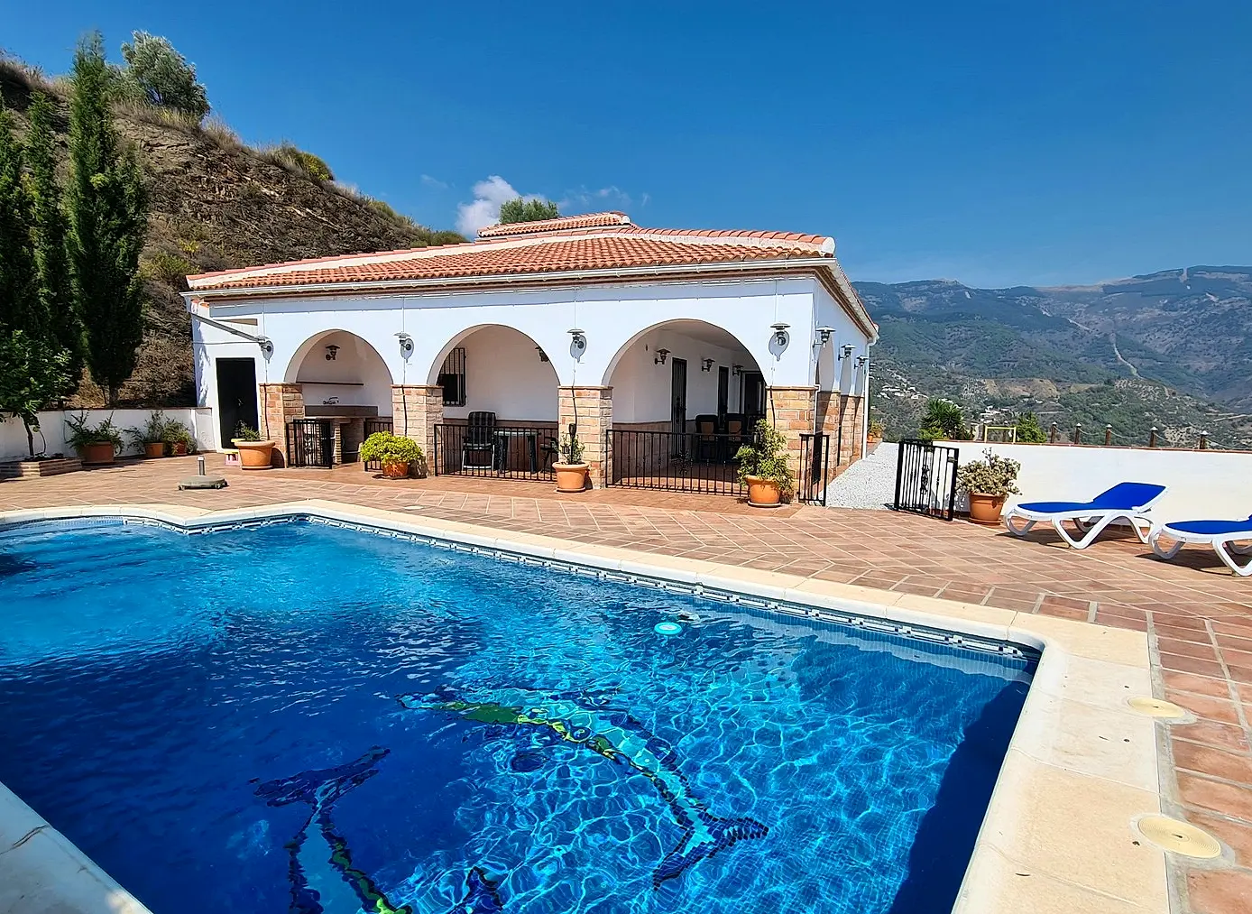 Casa la Vista in Canillas de Albaida: Pool vor weißer Finca mit Bergblick