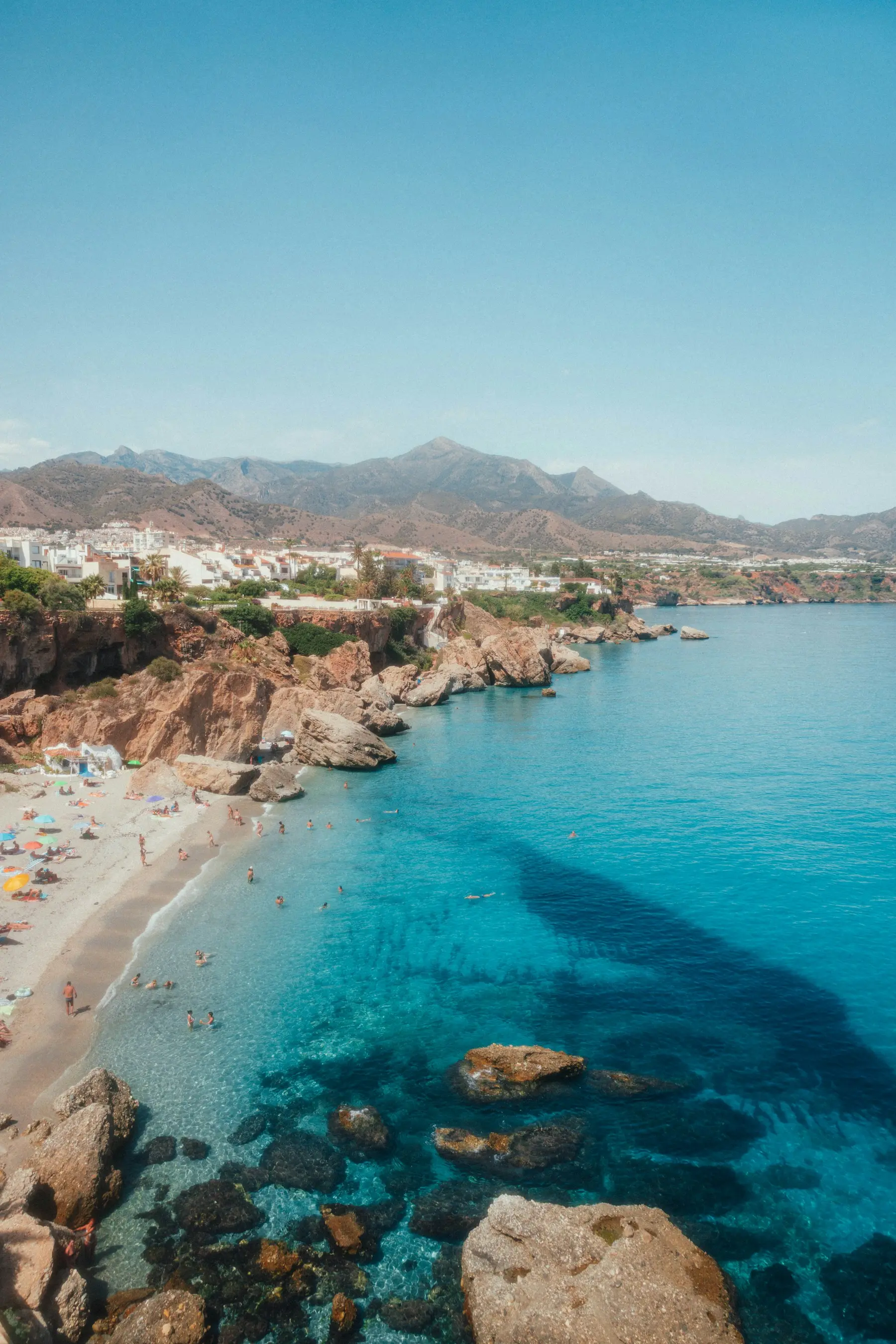 Bucht bei Nerja mit türkisem Wasser